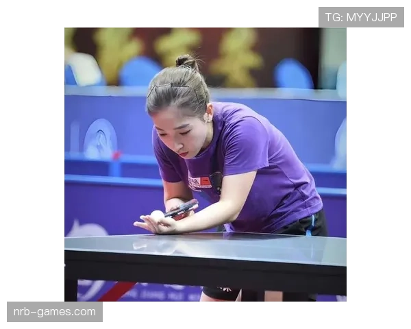 刘诗雯赛场上严肃，换下球拍回家竟被锅碗瓢盆围堵了？