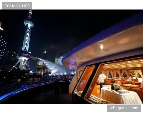 瑞安·洛赫特家里泳池比我家客厅还大，训练完直接开香槟泡着